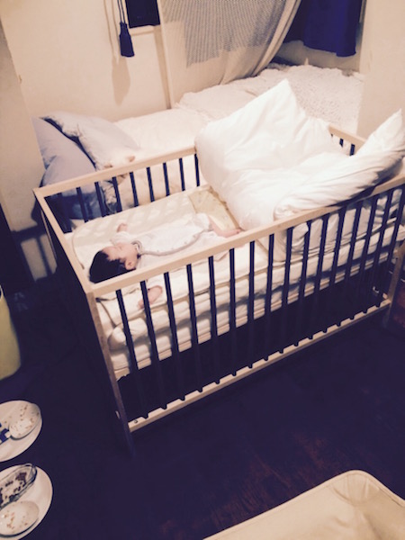ベビーベットで赤ちゃんが寝ている写真