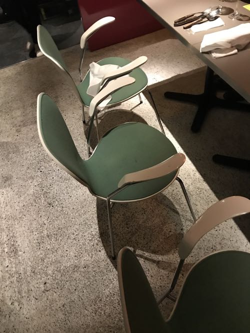 個性的な緑色の椅子