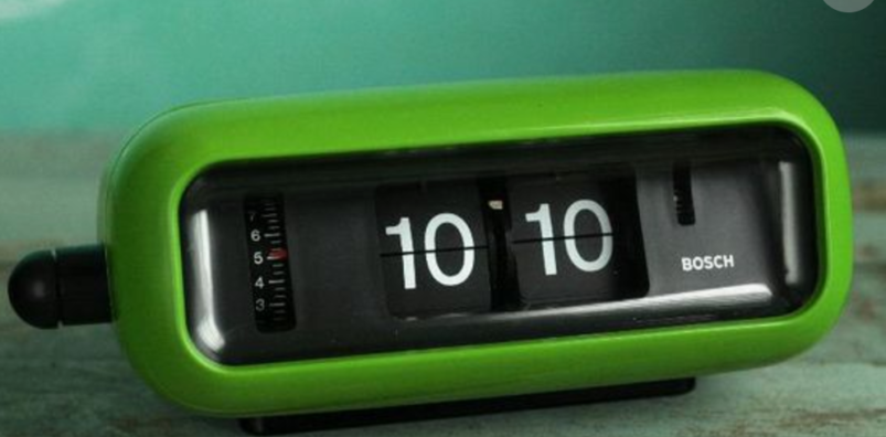 グリーンのレトロな置き時計